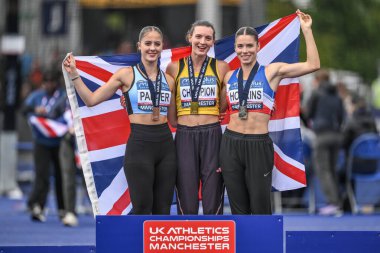 Molly Palmer, Jade ODowda ve Alice Hopkins, 30 Haziran 2024 'te Manchester Bölgesel Arena, Manchester' da düzenlenen Microplus UK Atletizm Şampiyonası 'nda kadınlar uzun atlama podyumundalar. 