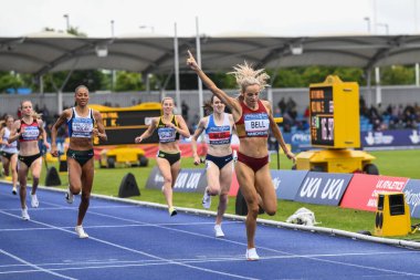 Georgia Bell, 30 Haziran 2024 'te Manchester Bölgesel Arena, Manchester' da düzenlenen Microplus UK Atletizm Şampiyonası 'nda bayanlar 1500 metreyi kazanmasını kutluyor. 