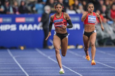 Amber Anning, Manchester Regional Arena, Manchester, İngiltere 'de düzenlenen Microplus UK Atletizm Şampiyonası' nda 400 metre önde gidiyor. 