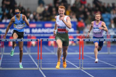 Alastair Chalmers, Manchester Regional Arena, Manchester, Birleşik Krallık 'ta düzenlenen Microplus UK Atletizm Şampiyonası' nda 400 metre engelli koşusunda birinci sırada. 