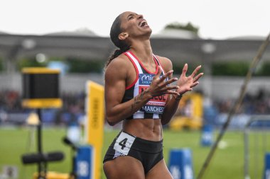 Lina Nielsen, 30 Haziran 2024 'te Manchester Bölgesel Arena, Manchester' da düzenlenen Microplus UK Atletizm Şampiyonası 'nda bayanlar 400 metre engelli finalini kazanmasını kutluyor. 