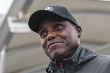 Eski Amerikan koşu yıldızı Carl Lewis de katılıyor. Manchester Regional Arena, Manchester, Birleşik Krallık 'ta düzenlenen Microplus UK Atletizm Şampiyonası' nın birinci gününde 100 metre ödülünün galibini çalıştırıyor. 