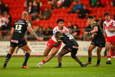 St. Helens takımından Waqa Blake, 5 Temmuz 2024 'te St Helens - Castleford Tigers maçında Castleford Tigers maçında Castleford Tigers' ın oynadığı Castleford Tigers maçında Castleford Tigers 'dan Muizz Mustapha ile karşılaştı.