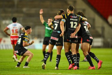 Castleford Tigers takımından Jacob Miller, Alex Mellor ve Liam Horne, Betfred Süper Lig 'in 16. Raundunun sonunda St Helens - Castleford Tigers maçında St. Helens, St Wicked Stadyumu, 5 Temmuz 2024' te St. Helens 'e karşı kazanılan galibiyeti kutladılar.
