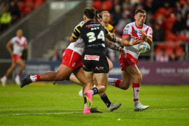 St. Helens takımından Lewis Dodd, 5 Temmuz 2024 'te St Helens - Castleford Tigers maçında topu düşürüyor.