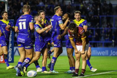 Warrington Wolves takımından Rodrick Tai, 5 Temmuz 2024 'te Warrington, Warrington' da oynanan Betfred Süper Lig 16. Raundda Warrington Wolves 'a karşı Huddersfield Giants maçında 46-0' lık galibiyetini kutluyor. 