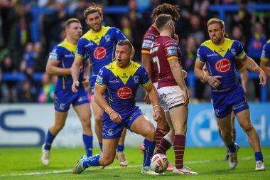 Warrington Wolves takımından Josh Drinkwater, 5 Temmuz 2024 'te Warrington, İngiltere' deki Halliwell Jones Stadyumu 'nda oynanan 16. 