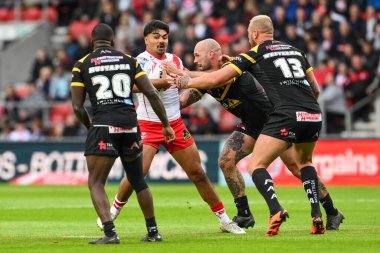 St. Helens takımından James Bell, 5 Temmuz 2024 'te St Helens-Castleford Tigers maçında Castleford Tigers takımından Liam Watts ile karşılaştı.