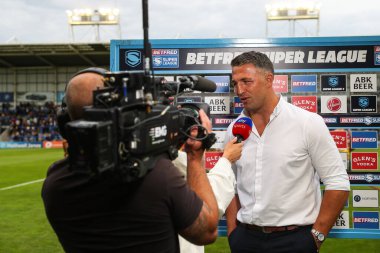 Sam Burgess Warrington Wolves 'un baş antrenörü, 5 Temmuz 2024' te Warrington, Warrington 'da oynanan Betfred Süper Lig 16. Maçı öncesinde Warrington Wolves ve Huddersfield Giants maçında bir röportaj verdi. 