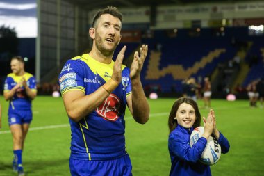 Warrington Wolves 'tan Stefan Ratchford, 5 Temmuz 2024' te Warrington 'da oynanan Betfred Süper Lig 16. Raundu' nda Warrington Wolves 'a karşı Huddersfield Giants maçının ardından ev sahibi taraftarları alkışlıyor. 