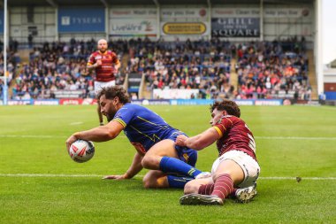 Warrington Wolves 'dan Toby King 5 Temmuz 2024' te Warrington Jones Stadyumu 'nda oynanan 16. Warrington Wolves ve Huddersfield Giants maçında skoru 10-0 yaptı. 