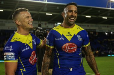 Warrington Wolves 'tan Josh Drinkwater ve Paul Vaughan, 5 Temmuz 2024' te Halliwell Jones Stadyumu, Warrington, İngiltere 'de oynanan Betfred Süper Lig karşılaşmasında Warrington Wolves' a karşı Huddersfield Giants maçında kazandığı 48-0 'lık galibiyet sonrasında gülümsediler. 