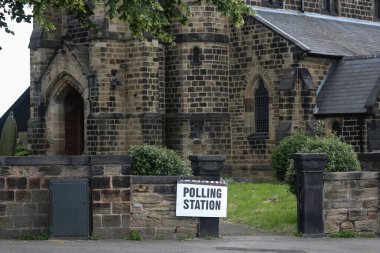 Birleşik Krallık 'ın Barnsley bölgesinde 4 Temmuz 2024' te yapılan 2024 seçimlerinde ST Pauls Kilisesi seçim merkezinin genel görünümü