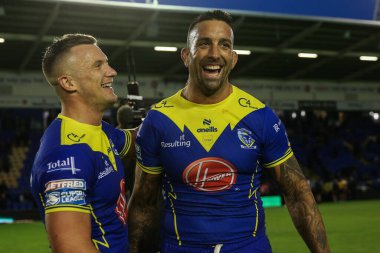 Warrington Wolves 'tan Josh Drinkwater ve Paul Vaughan, 5 Temmuz 2024' te Halliwell Jones Stadyumu, Warrington, İngiltere 'de oynanan Betfred Süper Lig karşılaşmasında Warrington Wolves' a karşı Huddersfield Giants maçında kazandığı 48-0 'lık galibiyet sonrasında gülümsediler. 