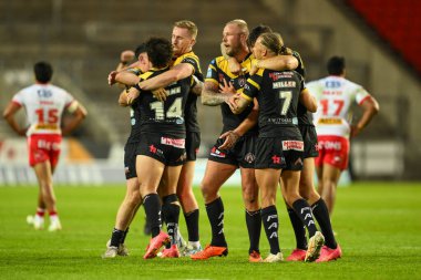 Castleford Tigers takımından Jacob Miller ve Joe Westerman, St. Helens 'e karşı oynanan Betfred Süper Lig 16. Raundunun sonunda St Helens - Castleford Tigers maçında St Wicked Stadyumu, St Helens, Birleşik Krallık, 5 Temmuz 2024 tarihinde kazanılan galibiyeti kutladılar.