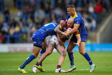 Warrington Wolves 'dan Stefan Ratchford, Josh Drinkwater Betfred Süper Lig Maçı' nda Huddersfield Giants 'tan Jake Bibby' i yendi. Warrington Wolves 'a karşı Huddersfield Giants maçı, Halliwell Jones Stadyumu, Warrington, Birleşik Krallık, 5 Temmuz 2024 