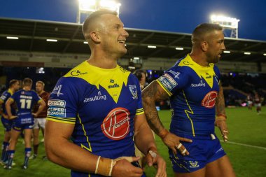 Warrington Wolves 'tan Josh Drinkwater ve Paul Vaughan, 5 Temmuz 2024' te Halliwell Jones Stadyumu, Warrington, İngiltere 'de oynanan Betfred Süper Lig karşılaşmasında Warrington Wolves' a karşı Huddersfield Giants maçında kazandığı 48-0 'lık galibiyet sonrasında gülümsediler. 