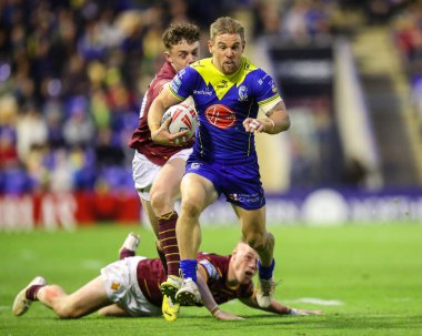 Warrington Wolves takımından Matt Dufty, 5 Temmuz 2024 'te Warrington Jones Stadyumu' nda oynanan 16. Warrington Wolves - Huddersfield Giants maçında topa vuruyor. 