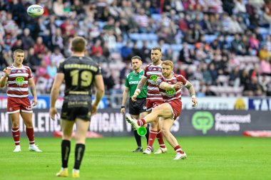 Wigan Warriors takımından Adam Keighran, Wigan Stadyumu 'nda oynanan Betfred Süper Lig 16. Raundunda Wigan Warriors - Leigh Leopards maçında 2-0 berabere kalmak için penaltı aldı. 