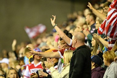 Wigan taraftarları Wigan Warriors 'tan Liam Marshall' ı kutluyorlar. 5 Temmuz 2024 'te Wigan Warriors' un Leigh Leopards 'a karşı oynadığı Betfred Süper Lig maçında Wigan' ı 22-6 yenmeye çalışıyorlar. 