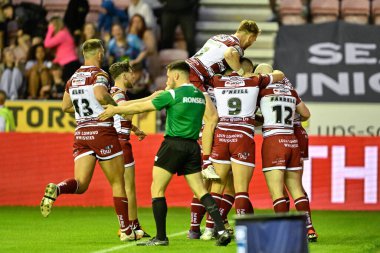Wigan Warriors 'un Bevan Fransızları, 5 Temmuz 2024' te DW Stadyumu 'nda oynanan Betfred Süper Lig 16. Maçı' nda Wigan Warriors 'un Leigh Leopards' a karşı 16-6 'lık galibiyetini kutluyor. 