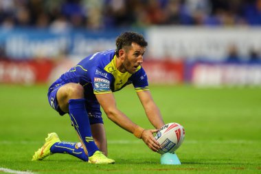 Warrington Wolves 'tan Stefan Ratchford, 5 Temmuz 2024' te Warrington, Warrington 'daki Halliwell Jones Stadyumu' nda oynanan Warrington Wolves - Huddersfield Giants maçında dönüşüm vuruşuna hazırlanıyor. 
