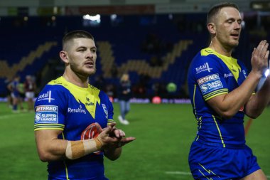 Warrington Wolves takımından Danny Walker, 5 Temmuz 2024 'te Warrington, İngiltere' de oynanan Halliwell Jones Stadyumu 'nda oynanan Warrington Wolves - Huddersfield Giants maçının ardından ev sahibi taraftarları alkışlıyor. 