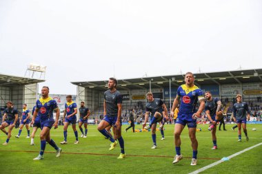 Warrington Wolves 'un oyuncuları maç öncesi ısınma turunda, 5 Temmuz 2024' te Warrington Jones Stadyumu 'nda oynanan Warrington Wolves - Huddersfield Giants maçının 16. 