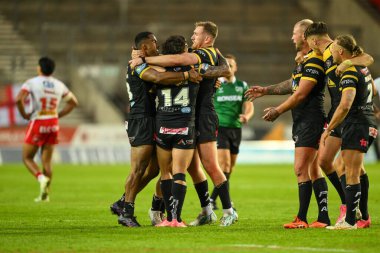 Castleford Tigers takımından Liam Horne ve Rowan Milnes, 5 Temmuz 2024 'te St Helens - Castleford Tigers maçının 16. turunda St. Helens - Castleford Tigers maçında St. Helens' e karşı kazanılan galibiyeti kutladılar.