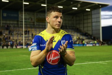 Warrington Wolves 'tan George Williams, 5 Temmuz 2024' te Warrington, İngiltere 'de oynanan Halliwell Jones Stadyumu' nda oynanan Warrington Wolves - Huddersfield Giants maçının ardından ev sahibi taraftarları alkışlıyor. 