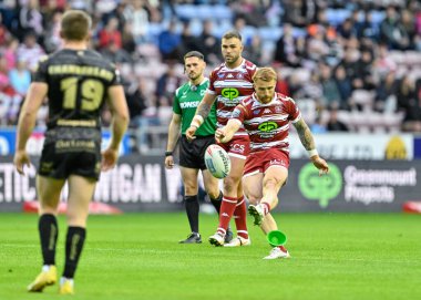 Wigan Warriors takımından Adam Keighran, Wigan Stadyumu 'nda oynanan Betfred Süper Lig 16. Raundunda Wigan Warriors - Leigh Leopards maçında 2-0 berabere kalmak için penaltı aldı. 