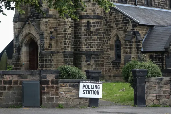 Birleşik Krallık 'ın Barnsley bölgesinde 4 Temmuz 2024' te yapılan 2024 seçimlerinde ST Pauls Kilisesi seçim merkezinin genel görünümü