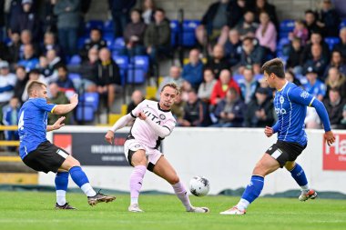 Stockport County 'den Jack Diamond, 6 Temmuz 2024' te İngiltere 'nin Chester Stadyumu' nda oynanan ön sezon dostluk maçı sırasında pas veriyor. 
