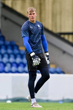 Stockport County 'den Max Metcalfe, 6 Temmuz 2024' te Chester - Stockport County maçı öncesinde Deva, Chester, İngiltere 'de ısınıyor. 