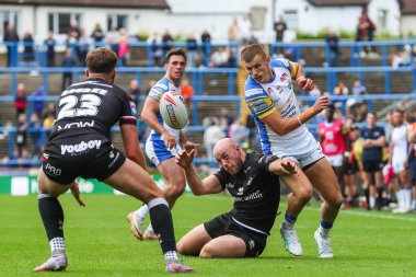 Londra Broncos takımından Lee Kershaw, Leeds Rhinos 'tan Ash Handley' e, Leeds Süper Lig 16. Raundda Leeds Gergedan 'a karşı London Broncos maçında 6 Temmuz 2024' te Headingley Stadyumu 'nda bir pas yakaladı. 