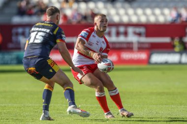 Hull KR 'dan Mikey Lewis topu Katalan Ejderhaları' ndan Bayley Sironen 'in baskısı altında 16. Betfred Süper Lig karşılaşmasında Hull KR, Catalans Dragons' a karşı Sewell Group Craven Park 'ta 6 Temmuz 2024 tarihinde Kingston üzerine Hull, İngiltere 