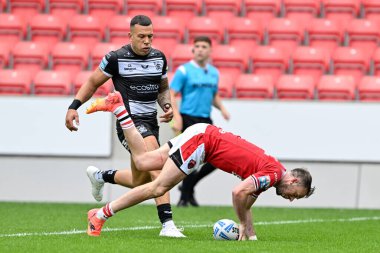 Salford Red Devils takımından Ryan Brierley, Salford Red Devils 'in 7 Temmuz 2024' te Salford Community Stadyumu 'nda oynanan Betfred Süper Lig 16. Maçı' nda Salford Red Devils Hull FC 'ye karşı 10-6 Salford' a çıkmaya çalışıyor. 