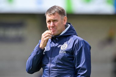Dave Challinor, 6 Temmuz 2024 'te İngiltere' nin Chester Stadyumu 'nda oynanan ön sezon dostluk maçı sırasında Stockport County' nin teknik direktörü Chester 'a karşı. 