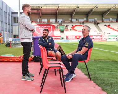 Sam Tomkins, 6 Temmuz 2024 'te İngiltere' nin Hull kentindeki Sewell Group Craven Park 'ta oynanan 16. Betfred Süper Lig karşılaşmasında Katalan Ejderhaları Baş Koçu Steve McNamara ile konuşuyor. 