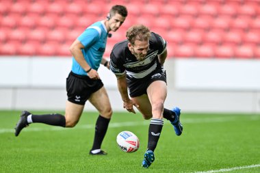 Hull FC 'den Ben Reynolds, Betfred Süper Lig 16. Raundunda Salford Red Devils Hull FC' ye karşı Salford Community Stadyumu, Eccles, İngiltere, 7 Temmuz 2024 'te oynanan karşılaşmada 4-4' lük galibiyet elde etmeye çalışıyor.  
