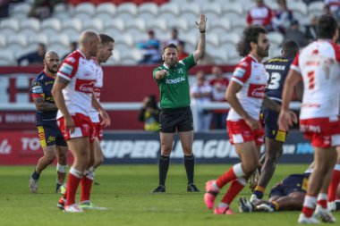 Hakem Liam Moore, 6 Temmuz 2024 'te İngiltere' nin Hull kentindeki Kingston 'da oynanan Sewell Group Craven Park' ta oynanan 16. 