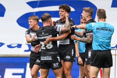 Lewis Martin Hull FC, Salford Red Devils vs Hull FC 'nin 7 Temmuz 2024 tarihli Betfred Süper Lig karşılaşmasında denemesini kutluyor. 