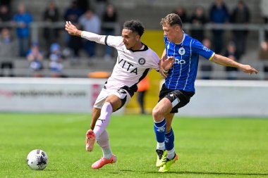 Stockport County 'den Odin Bailey ve Chester' dan Charlie Caton, 6 Temmuz 2024 'te Chester-Stockport County, Deva Stadyumu' nda oynanan ön sezon dostluk maçı sırasında top için mücadele ettiler. 