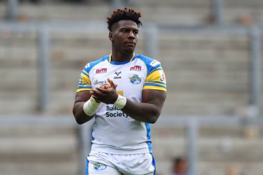 Leeds Rhinos takımından Justin Sangare, 6 Temmuz 2024 'te Leeds Stadyumu' nda oynanan Betfred Süper Lig 16. Round karşılaşması sonrasında taraftarlarını alkışlıyor. 