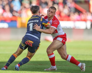 Katalan Ejderhaları 'ndan Arthur Mourgue, Hull KR' dan Mikey Lewis tarafından 6 Temmuz 2024 'te Sewell Group Craven Park, Kingston upon Hull, Birleşik Krallık' ta oynanan 16. 