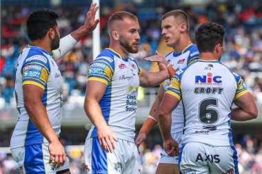 Leeds Rhinos takımından Ash Handley, 6 Temmuz 2024 'te Leeds Stadyumu, Leeds, İngiltere' de oynanan Betfred Süper Lig 16. Round karşılaşmasında 4-6 'lık galibiyetini kutluyor. 