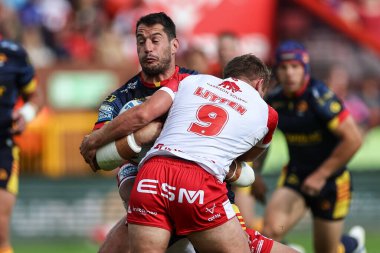 Katalan Ejderhaları 'ndan Ben Garcia, 6 Temmuz 2024' te İngiltere 'nin Hull kentindeki Sewell Group Craven Park' ta oynanan Betfred Süper Lig 16. Raundunda Jez Litten 'a daldı. 