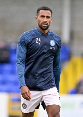 Stockport County 'den Ibou Touray, 6 Temmuz 2024' te Chester-Stockport County maçı öncesinde Deva, Chester Stadyumu 'nda ısınıyor. 