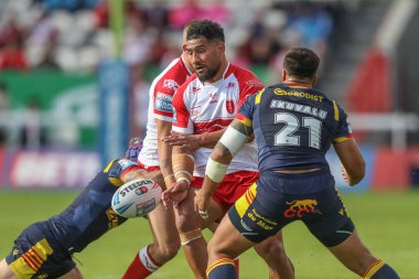 Katalan Ejderhaları 'ndan Matt Ikuvalu, Hull KR' dan Kelepi Tanginoa 'nın 6 Temmuz 2024' te İngiltere 'nin Hull kentinde oynanan Sewell Group Craven Park' ta oynanan Betfred Süper Lig 16n karşılaşmasında topa ulaşmasını engelledi. 
