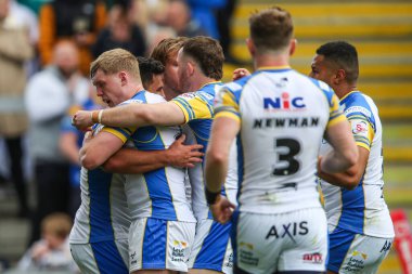 Leeds Rhinos takımından Rhyse Martin, 6 Temmuz 2024 'te Leeds Stadyumu, Leeds, İngiltere' de oynanan Betfred Süper Lig 16. Round karşılaşmasında 14-16 'lık galibiyetini kutluyor. 